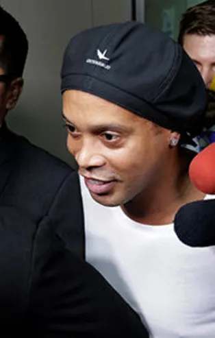 Son dakika haberi... Brezilyalı eski yıldız futbolcu Ronaldinho Paraguay'da tutuklandı!