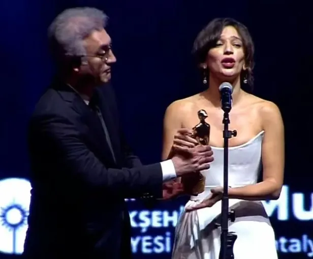 tamer-karadagli-nihal-yalcin-olayi-ne-cocuklar-duymasinin-haluku-konusma-devam-ederken-odulunu-uzatti-sonrasinda-1633819948589.jpg Tamer Karadağlı Nihal Yalçın olayı ne? Çocuklar Duymasın'ın Haluk'u konuşma devam ederken ödülünü uzattı sonrasında...-3