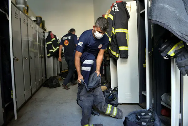 hataydaki-yangini-sondurmeye-calisirken-bayilan-itfaiye-eri-bir-gece-hastanede-kaldiktan-sonra-gorevinin-basina-kostu-1602510095728.jpg Hatay'daki yangını söndürmeye çalışırken bayılan itfaiye eri bir gece hastanede kaldıktan sonra görevinin başına koştu-5