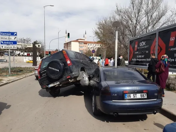 bir-garip-kaza-cip-park-halindeki-otomobilin-uzerine-cikarak-durabildi-1617953769425.jpg Bir garip kaza! Cip park halindeki otomobilin üzerine çıkarak durabildi-2