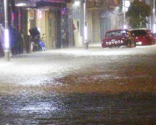 Rizedeki sağanak etkili oldu! Sele kapılan bir kişi kayboldu