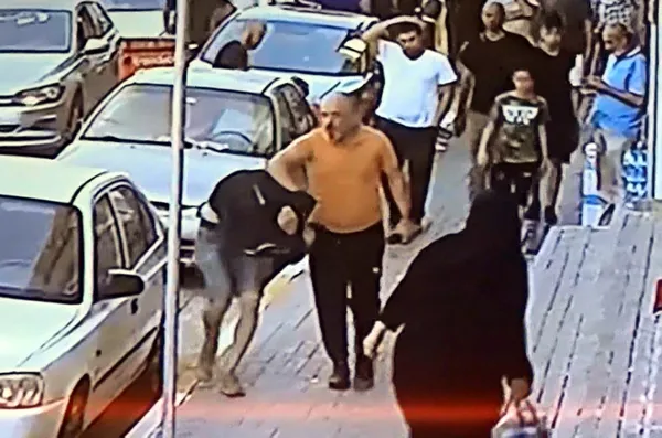 kizina-uyusturucu-sattigini-iddia-eden-genci-once-doven-baba-ardindan-polise-teslim-etti-1659511414456.jpg Kızına uyuşturucu sattığını iddia eden genci önce döven baba ardından polise teslim etti-5