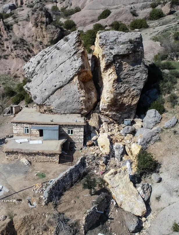 Adıyaman'da depremlerin etkisiyle yerinden ayrılan dev kaya eve çarpmış halde duruyor-3