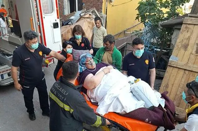 Kocaeli'de kiloları nedeniyle yürüyemeyen kalp hastası kadın vinç yardımıyla evine ulaştırıldı