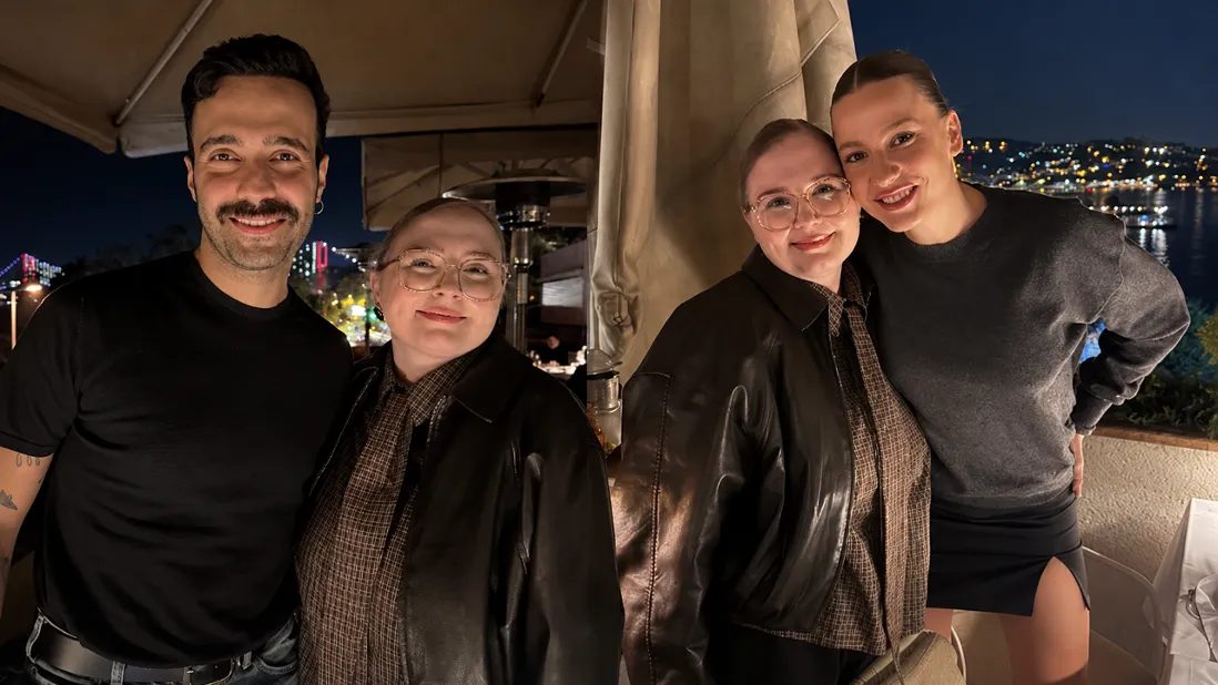 Serenay Sarıkaya'nın gittiği mekandan paylaştığı notun sırrı ortaya çıktı: Mert Demir de fotoğraflarda yer aldı-5