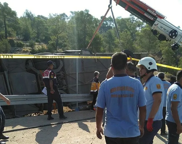 Son dakika: Mersin'de askerleri taşıyan otobüs devrildi: 4 asker şehit oldu-4