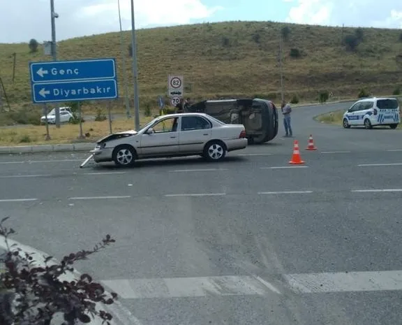 Bingöl’de havalimanı kavşağında kaza: 5 yaralı