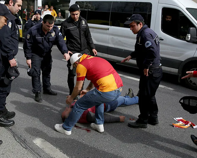 Galatasaraylı  taraftar otobüsten düştü!