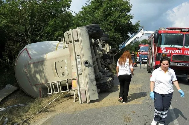 Beykoz'da kum yüklü tanker devrildi
