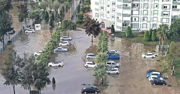 İzmir ve Antalya’da etkili olan sağanak yağış hayatı felç etti