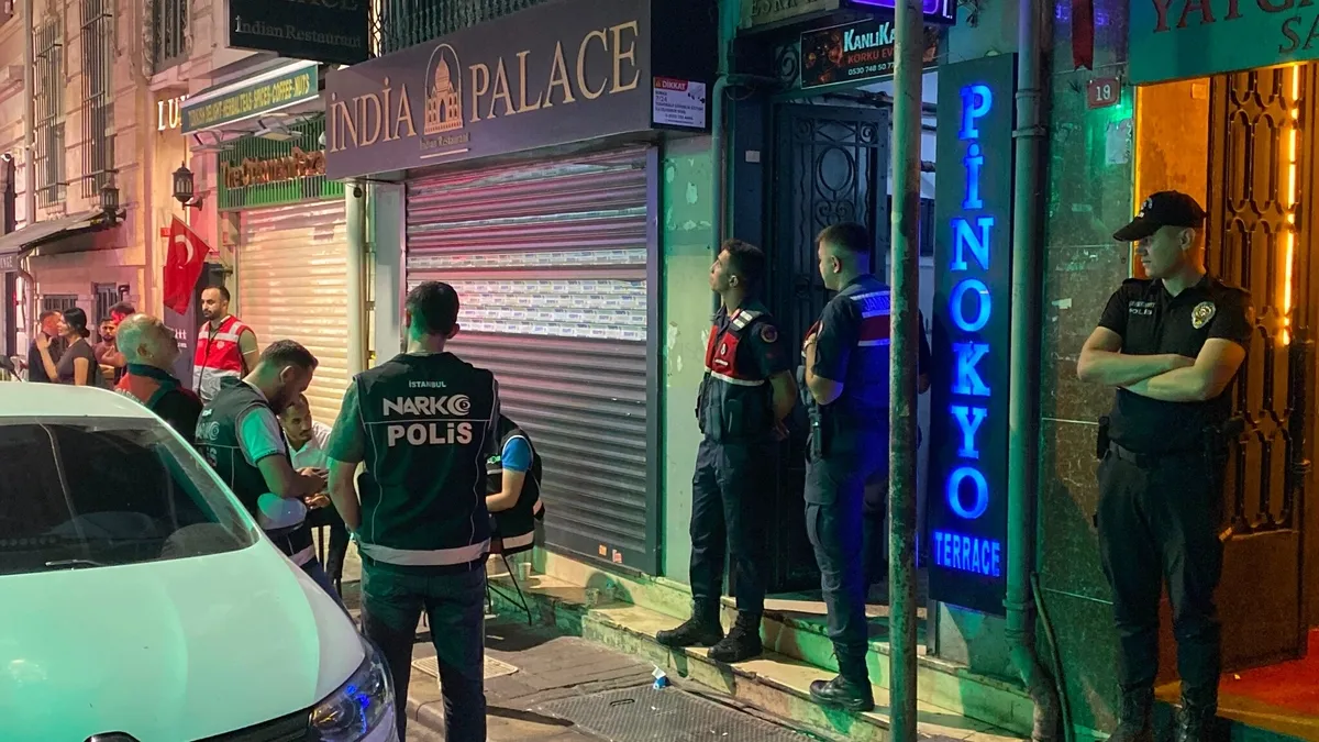 istanbulun-kalbinde-gece-yarisi-operasyonu-taksim-ve-sislideki-eglence-mekanlarina-baskin-1789269566161.jpeg Taksim ve Şişli'deki gece kulüplerine narkotik baskın! Jandarma ve polisten "Ailem Güvende" operasyonu-4