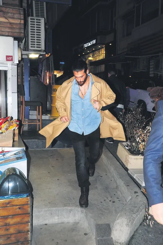 mekanin-sahibi-geldi-1575067541582.jpeg Kıvanç Tatlıtuğ’un bulunduğu mekana geleceğini öğrenen Can Yaman apar topar kaçtı!-2