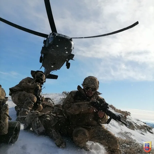 film-sahnesi-degil-hayatin-ta-kendisi-komandolarimizin-operasyon-goruntuleri-1640539414274.jpeg Film sahnesi değil hayatın ta kendisi! Komandolarımızın operasyon görüntüleri...-3