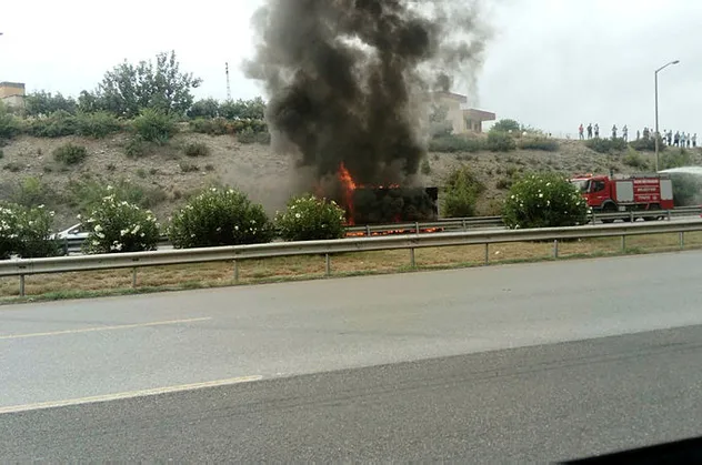 Seyir halindeki TIR alev aldı