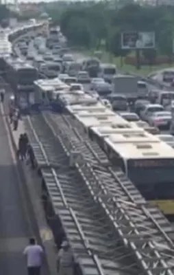 Metrobüs arızası uzun kuyruklar oluşturdu