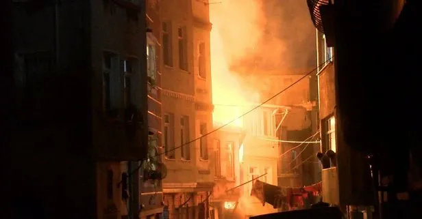 SON DAKİKA: Beyoğlu’nda yangın paniği: Gece yarısı alev alev yandı