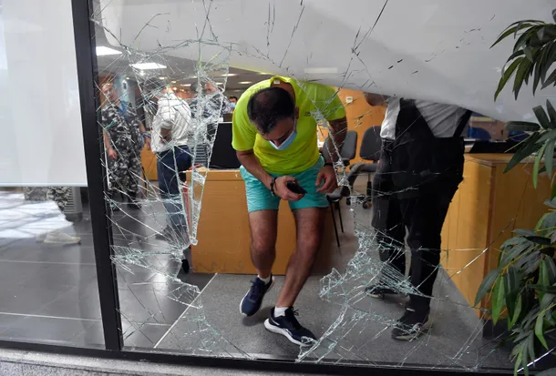 lubnanda-paralarini-cekemeyen-gostericiler-bankayi-basti-1663151101535.jpg Lübnan’da paralarını çekemeyen göstericiler bankayı bastı-4