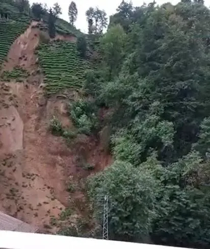 HAVA DURUMU | Meteorolojiden 2 il için kuvvetli yağış uyarısı! Rize’de şiddetli yağış heyelanlara neden oldu-4