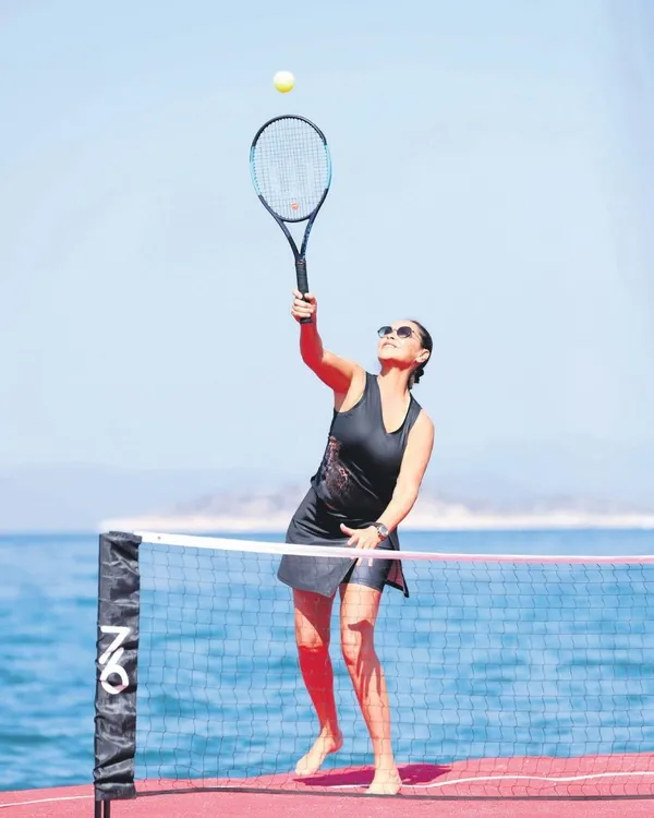 cocuklar-gibi-sen-hulya-avsar-denizin-ortasinda-tenis-oynadi-1697233760125.jpeg