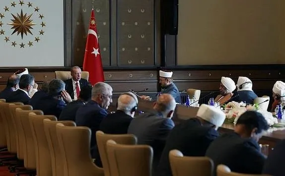 baskan-recep-tayyip-erdogan-cumhurbaskanligi-kulliyesinde-musluman-alimler-heyetini-kabul-etti-1691507903955.jpeg Başkan Recep Tayyip Erdoğan, Cumhurbaşkanlığı Külliyesi'nde, ''Müslüman Alimler Heyeti''ni kabul etti-2