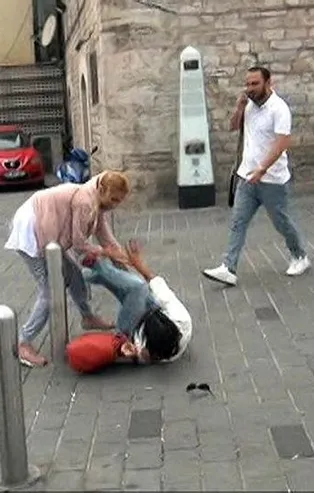 Taksim Meydanı'nda kızların omuz atma kavgası kamerada