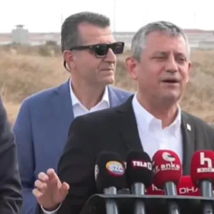 Özgür Özel kürsüde kala kaldı: Belediye başkanının adını unuttu