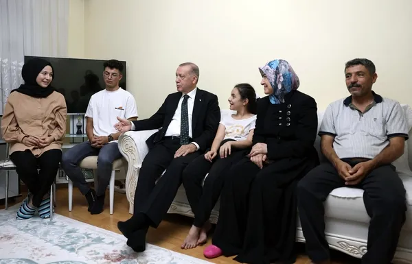 baskan-erdogan-vatandasin-evine-misafir-oldu-1659992726387.jpg Başkan Erdoğan vatandaşın evine misafir oldu-4
