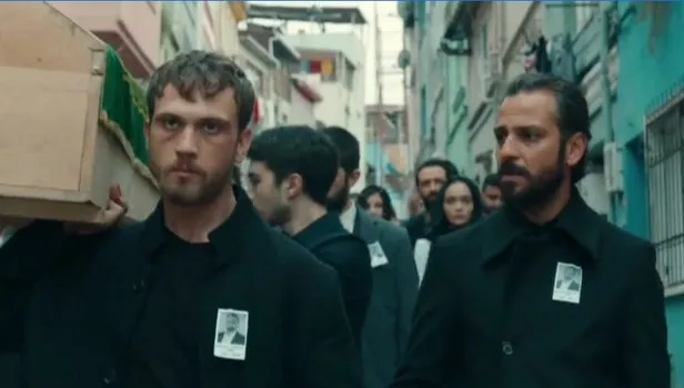 Çukur'da bir veda daha! Emmi omuzlarda! Yamaç Vartolu'ya cezayı kesti! Çukur 4. sezon 35. bölüm 2. ön izleme videosu izle