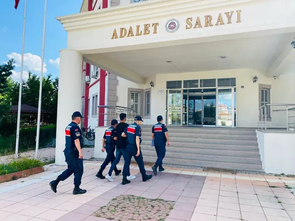 kocan-olaya-karisti-parmak-izi-alinacak-yalaniyla-altinlari-calindi-1658840557642.jpg 'Kocan olaya karıştı parmak izi alınacak' yalanıyla altınları çalındı-4