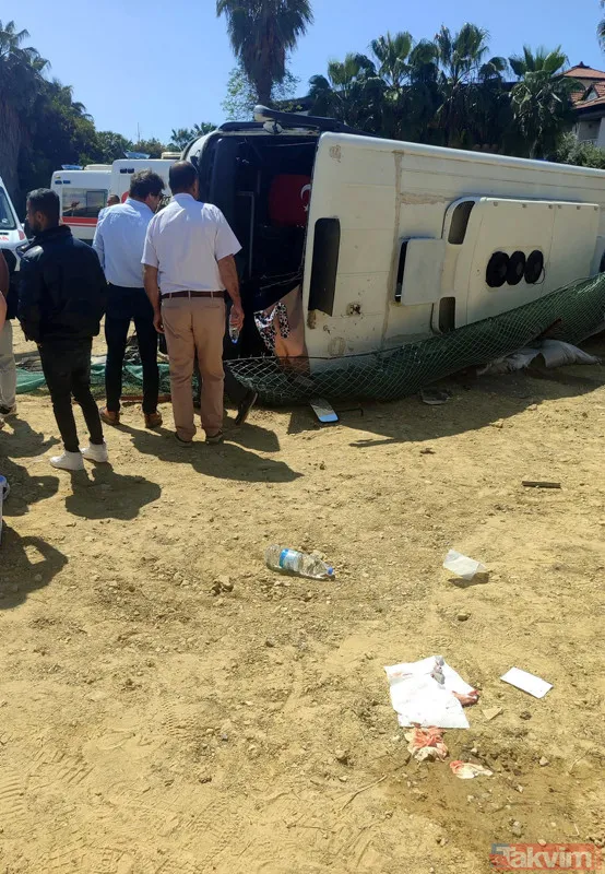 Antalya'da feci kaza: Otel servisi otomobille çarpışarak devrildi - 11