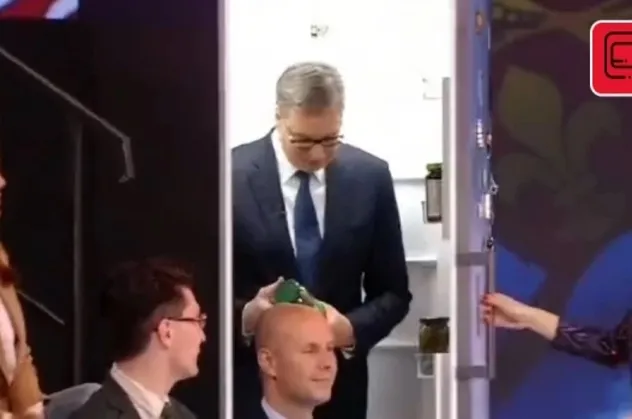 Sırbistan Cumhurbaşkanı canlı yayına buzdolabında katıldı: Herkes benden öyle sıkıldı ki...
