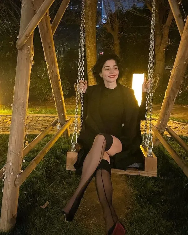 merve-bolugur-sosyal-medyanin-diline-dustu-super-mini-elbisesiyle-sov-yaparken-fotograftaki-o-detay-karizmayi-1642107899049.jpg Merve Boluğur sosyal medyanın diline düştü! Süper mini elbisesiyle şov yaparken fotoğraftaki o detay karizmayı fena çizdi-4