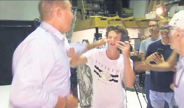 Irkçı senatörün kafasında yumurta kıran Will Connolly yine gönülleri fethetti-1