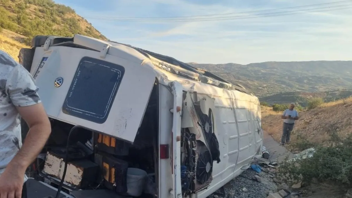 Adıyaman'da minibüs devrildi: 19 yaralı