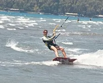 Ayça Varlıer ve Betül Demir Bodrum’da kitesurf heyecanı yaşadı