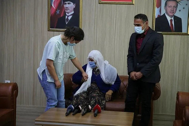 SON DAKİKA: Mardin'de ikna çalışması sonucu teslim olan terörist ailesiyle buluşturuldu-3