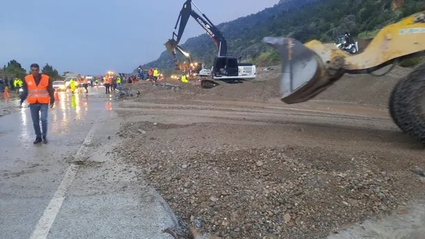 Son dakika: Afyonkarahisar'da heyelan araçları yuttu! 1 ölü 1 yaralı-4