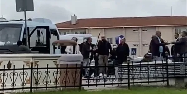 umraniyed-dolmus-soforleri-birbirine-girdi-kurek-sapiyla-saldirdi-1633935900769.jpg Ümraniye'de dolmuş şoförleri birbirine girdi! Kürek sapıyla saldırdı-4