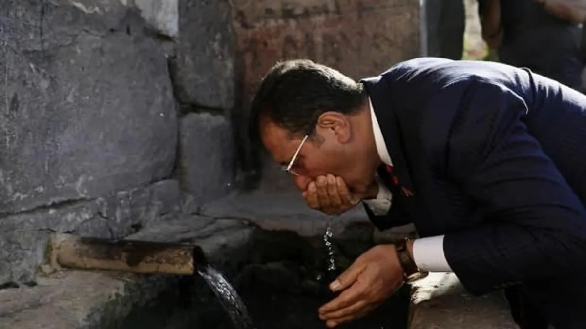 istanbul-tarihinde-gorulmemis-tablo-iski-faturalari-elektrigi-solladi-ucuz-su-vaadi-yalan-oldu-1778592073696.jpg CHP’nin seçim öncesindeki “ucuz su” vaadi suya gömüldü.