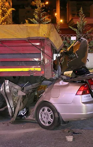 Kocaeli'de korkunç kaza! TIR'ın altına girdi 2 kişi öldü