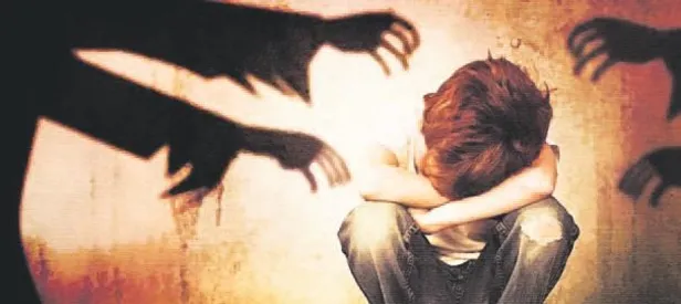 Çığlık atıp tekmelesin dikkati üzerine çeksin