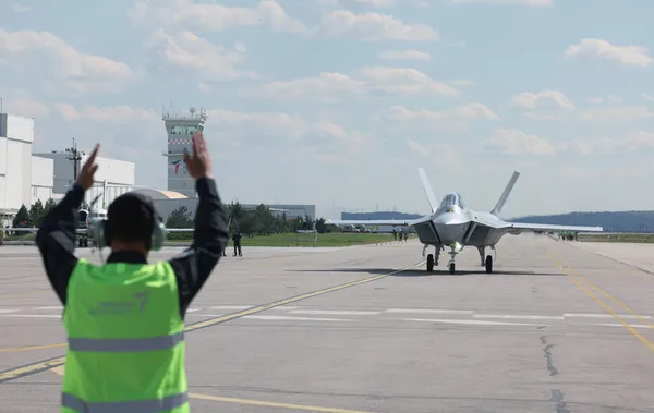 gurur-projesi-2-kaan-daha-geliyor-ultra-teknolojik-pilot-kaski-gorunmezlik-zirhi-1687238357220.jpg Gurur projesi! 2 'KAAN' daha geliyor: Ultra teknolojik pilot kaskı, görünmezlik zırhı...-6