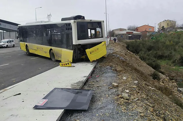 Başakşehir'de facianın eşiğinden dönüldü! İETT otobüsü şarampole uçtu
