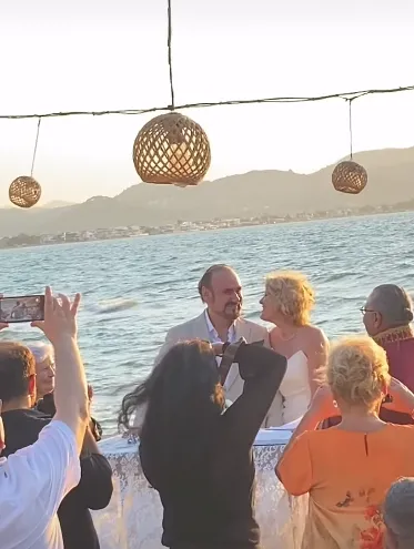 1782721743486.png Ünlü tenor Hakan Aysev 7. kez nikah masasına oturdu: İşte sosyal medyayı sallayan düğünden ilk kareler-4