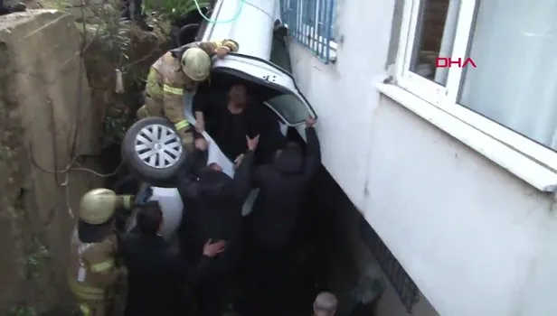 Üsküdar'da otomobil boşluğa düştü: 3 yaralı