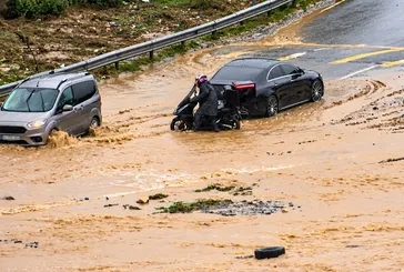 Başakşehir’de yollar göle döndü: Araçlar mahsur kaldı!