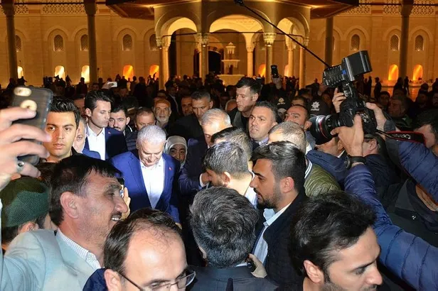 Binali Yıldırım'a sabah namazı çıkışı yoğun ilgi-2