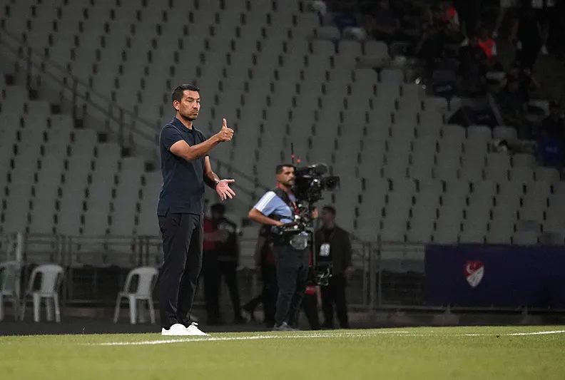 van Bronckhorst: Gurur duyuyorum