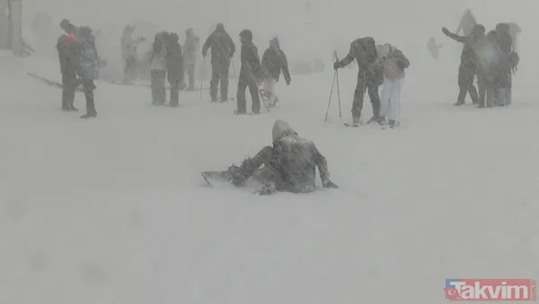 Uludağ doldu taştı! Yoğun sis ve tipiye rağmen kayak severler akın etti - 13