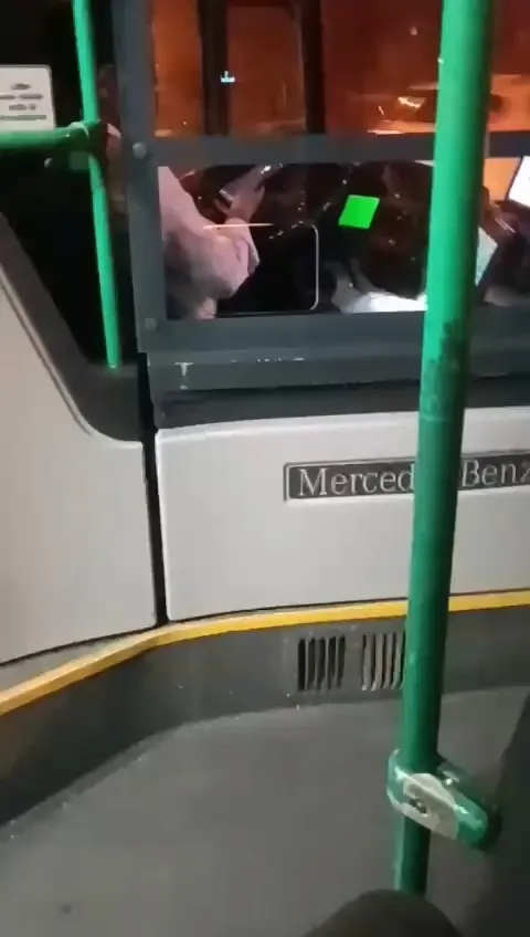 Son dakika: İETT terörü tam gaz devam! Şoför direksiyon başında telefonla oynadı! Otobüs şeritten çıktı-2